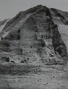Guano mining at the Chincha island off the Peruvian coast. Source: Wikipedia.