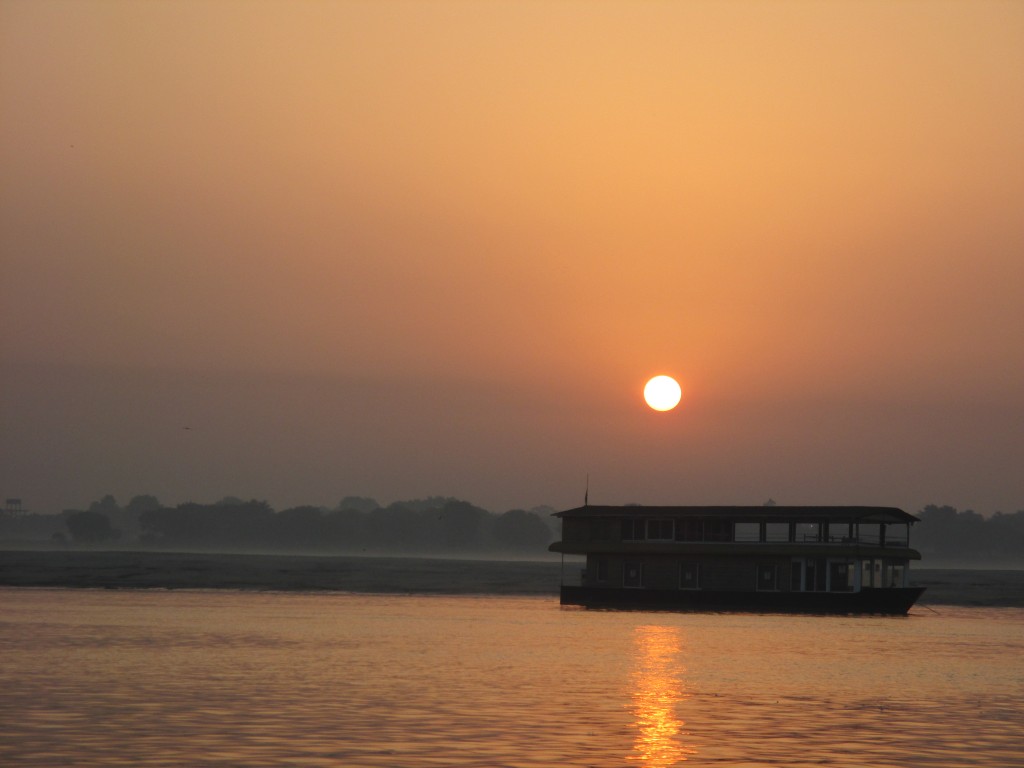 It is worth to get up before 5 during the holidays - for a sunrise on the Ganges